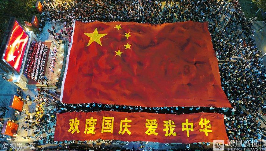 李连杰一家尼泊尔求佛被偶遇,62岁利智显苍老